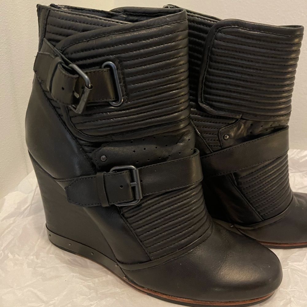 Women’s Trendy Black Moto Boot. Gently Used.